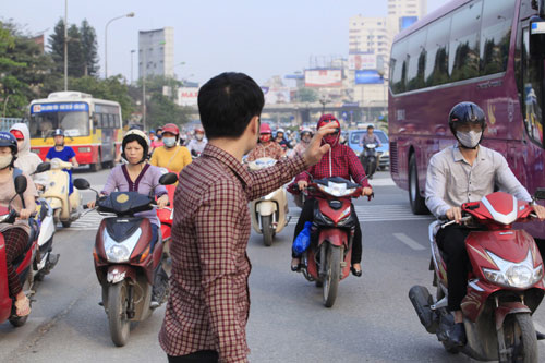 HN: Mất cầu vượt, hàng ngàn người vượt 3 làn đường để bắt xe buýt - 8