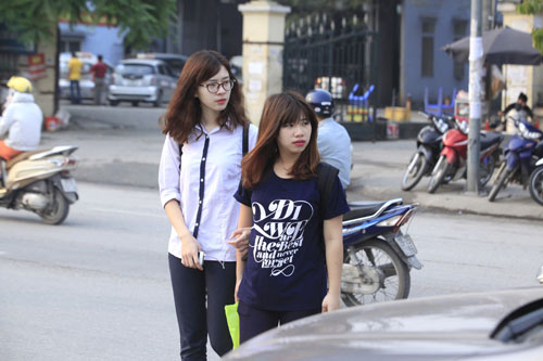 HN: Mất cầu vượt, hàng ngàn người vượt 3 làn đường để bắt xe buýt - 6