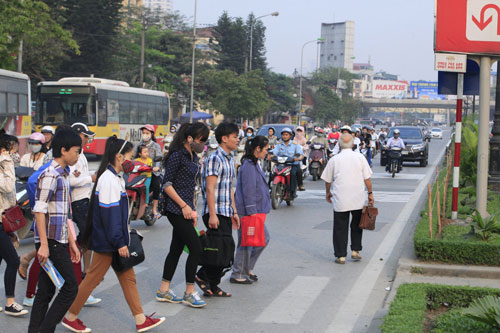 HN: Mất cầu vượt, hàng ngàn người vượt 3 làn đường để bắt xe buýt - 1