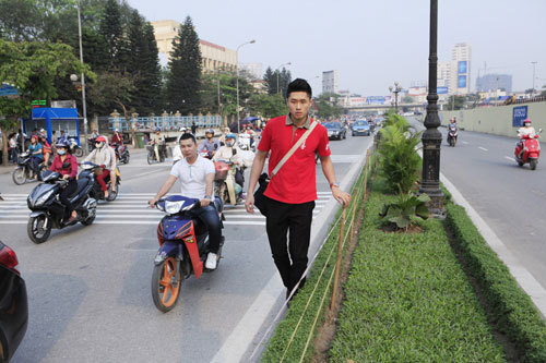 HN: Mất cầu vượt, hàng ngàn người vượt 3 làn đường để bắt xe buýt - 4