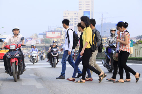 HN: Mất cầu vượt, hàng ngàn người vượt 3 làn đường để bắt xe buýt - 5