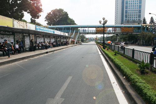 HN: Mất cầu vượt, hàng ngàn người vượt 3 làn đường để bắt xe buýt - 2