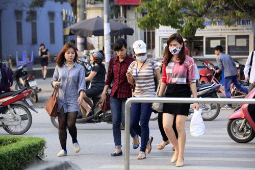 HN: Mất cầu vượt, hàng ngàn người vượt 3 làn đường để bắt xe buýt - 12
