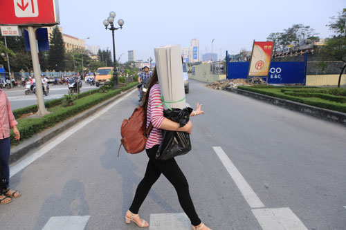 HN: Mất cầu vượt, hàng ngàn người vượt 3 làn đường để bắt xe buýt - 10