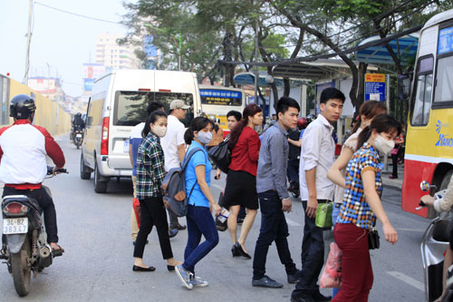 HN: Mất cầu vượt, hàng ngàn người vượt 3 làn đường để bắt xe buýt - 11
