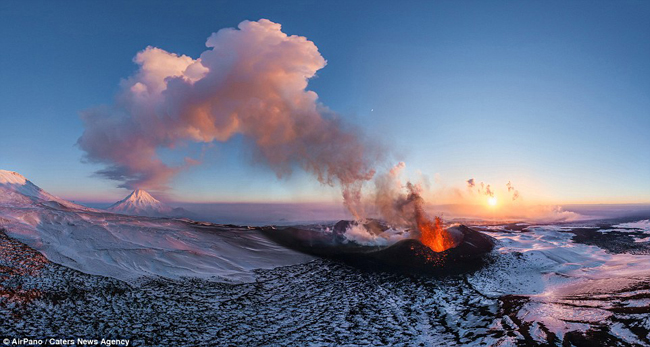 Núi lửa Plosky Tolbachik phun trào, Kamchatka, Nga.
