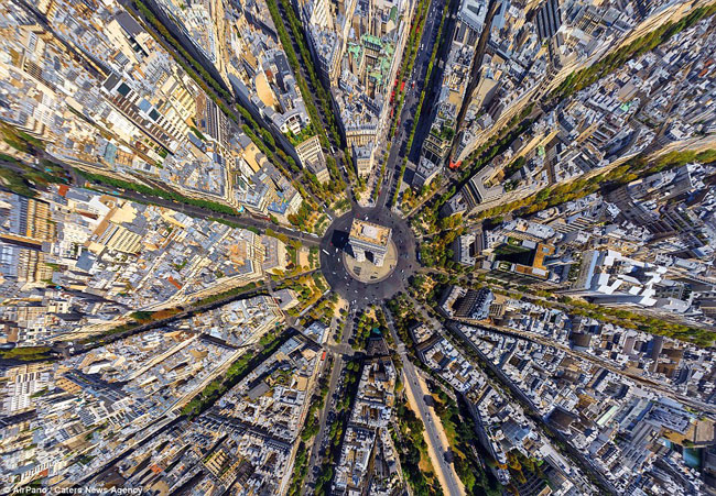 Họ đã ghi lại hình ảnh của những địa danh nổi tiếng như đường chân trời Dubai, New York, Paris và Barcelona, đến những cảnh quan tự nhiên hùng vĩ như ngọn núi Everest, thác nước, núi lửa.&nbsp;(Ảnh:&nbsp;Thủ đô Pari, Pháp, hình ảnh trung tâm là Khải Hoàn Môn).
