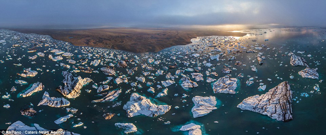 Đại dương xanh ở Iceland.
