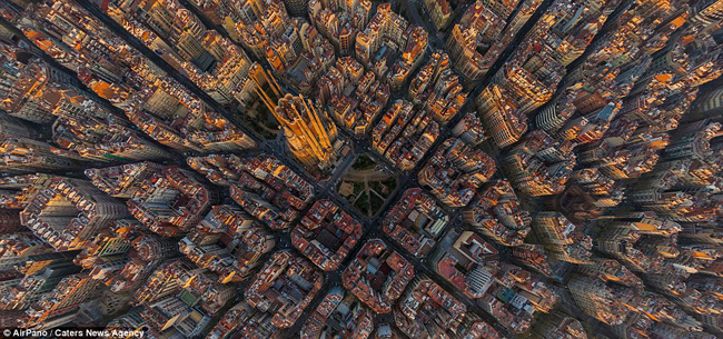 Thành phố Barcelona, Tây Ban Nha, trung tâm là nhà thờ Sagrada Familia.
