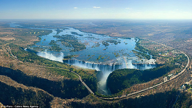 Thác nước Victoria ở Zambia.
