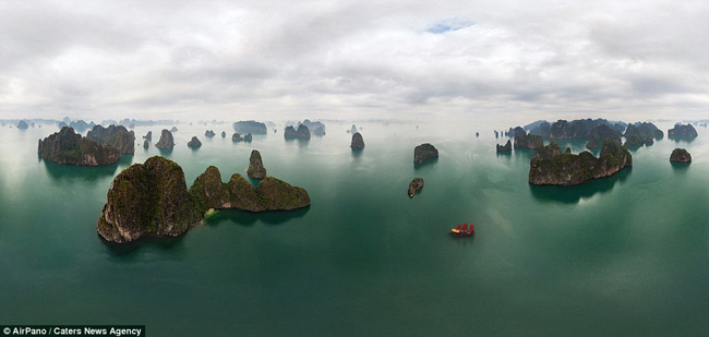 Một nhóm gồm 9 nhiếp ảnh gia và 3 chuyên gia kỹ thuật đã cùng nhau đi khắp thế giới ghi lại vẻ đẹp hoàn mỹ của '100 địa danh tuyệt với nhất hành tinh' từ trên cao. Chiến dịch bắt đầu từ năm 2006. (Ảnh: Vịnh Hạ Long, Việt Nam, một trong bảy kỳ quan thiên nhiên thế giới mới).
