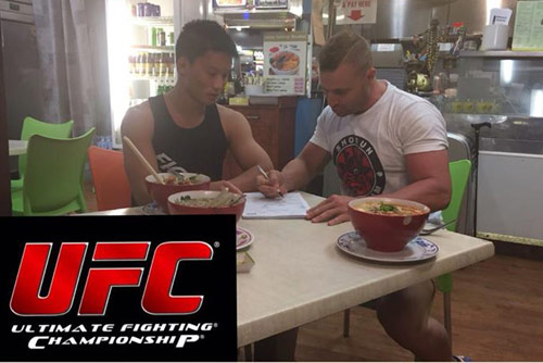Vừa ăn phở vừa ký hợp đồng với UFC - 1