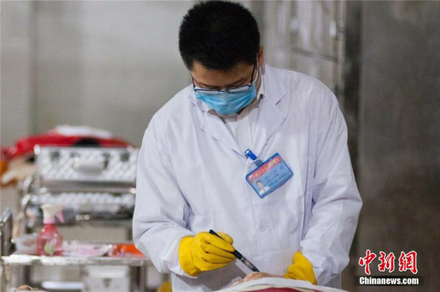 Nhọc nhằn nghề “làm đẹp" cho người chết ở TQ - 8