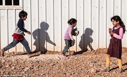 Bé gái “đầu hàng trước máy ảnh” đang gặp nguy hiểm - 4