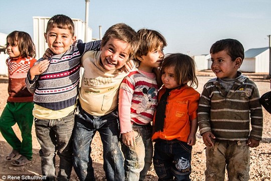 Bé gái “đầu hàng trước máy ảnh” đang gặp nguy hiểm - 5