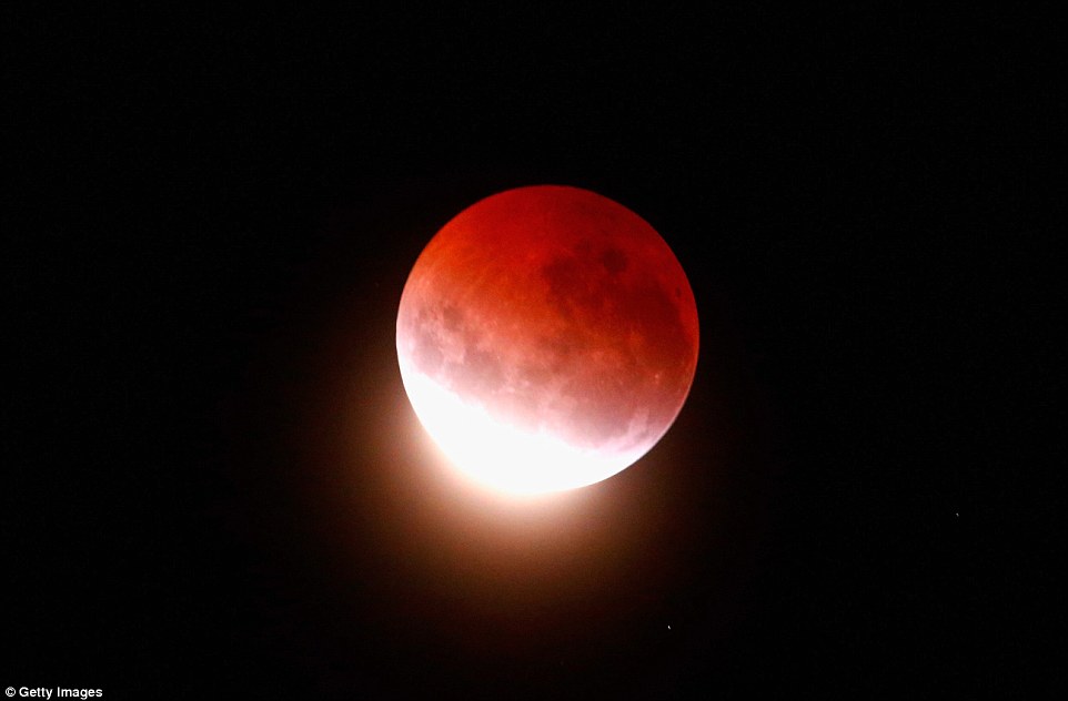Chiêm ngưỡng “trăng máu” tuyệt đẹp trên khắp thế giới - 1