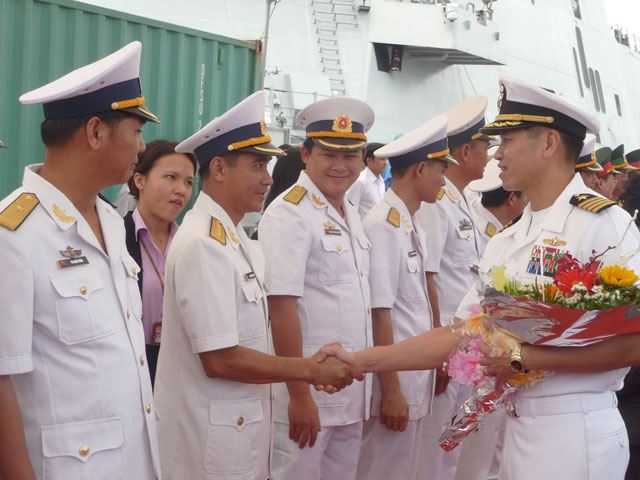 Sức mạnh cặp chiến hạm Hoa Kỳ vừa cập cảng Đà Nẵng - 1