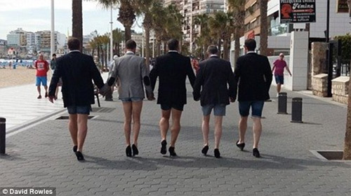 Nhóm đàn ông mặc quần ngắn cũn, uốn éo trên phố - 1