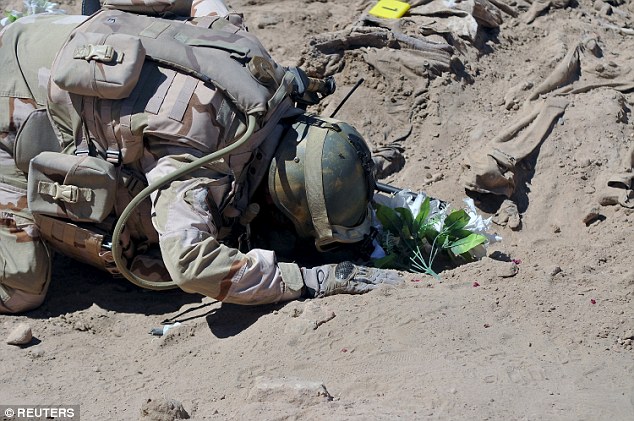 Khai quật 1.700 xác lính vùi dưới dinh Saddam Hussein - 1