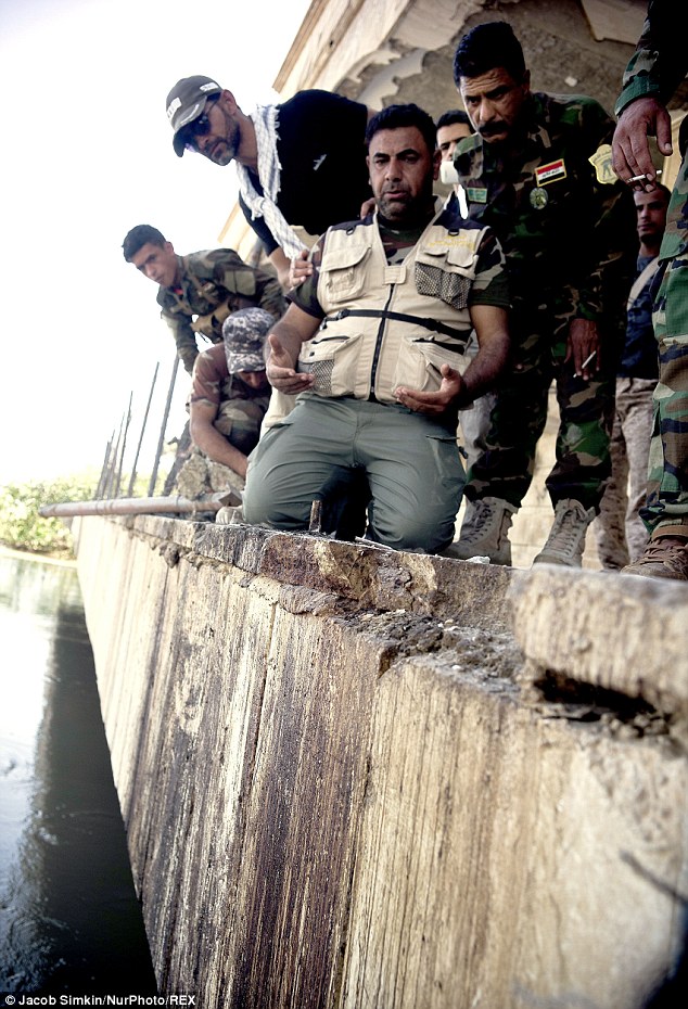 Khai quật 1.700 xác lính vùi dưới dinh Saddam Hussein - 4