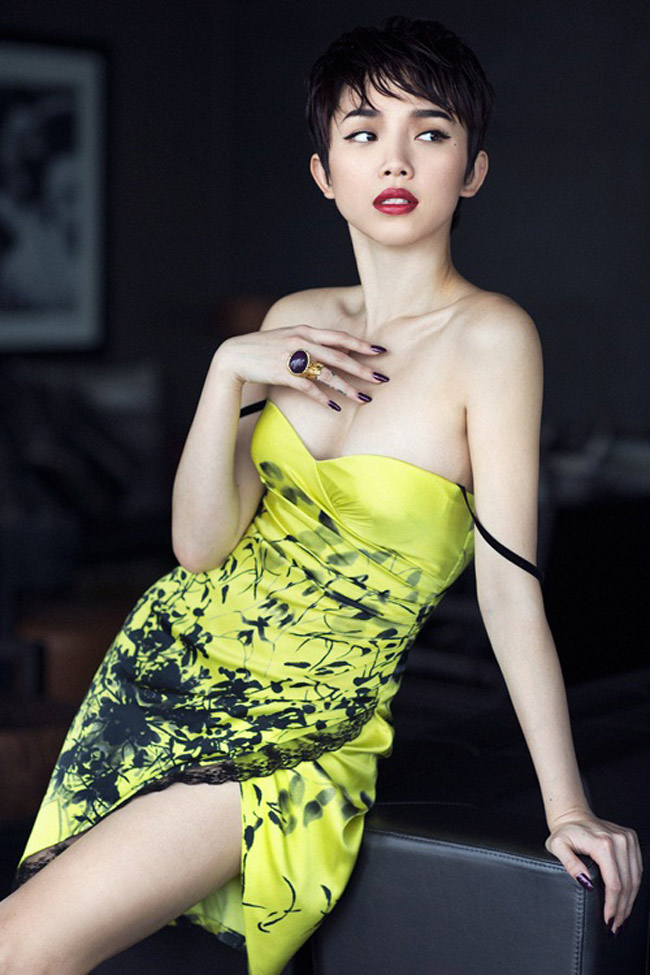 Nữ ca sĩ Tóc Tiên gợi cảm trong một thiết kế váy 2 dây hững hờ vòng 1.