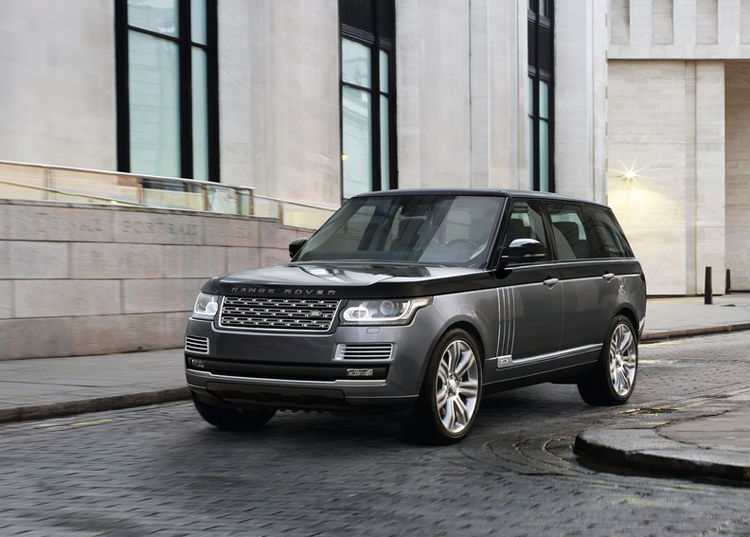 Land Rover đã bất ngờ ra mắt Range Rover SVAutobiography là phiên bản đầu bảng của dòng Range Rover thay cho bản Autobiography Black trước đây. Chiếc xe có giá khởi điểm gần 200.000 USD, cao hơn 15.000 USD so với bản Autobiography Black.
