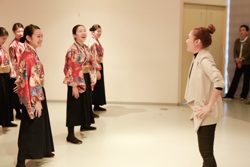 Mỹ Tâm dạy nhảy cho học sinh Nhật Bản - 1
