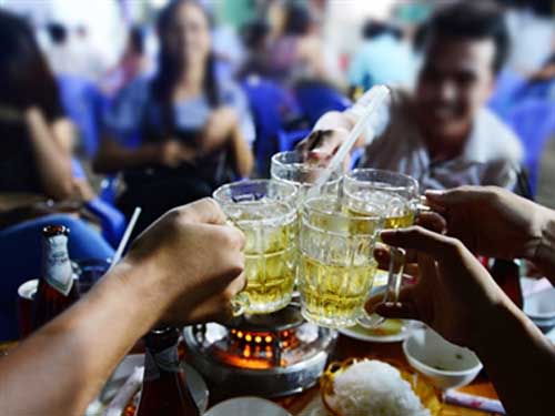 Bộ GTVT cấm cán bộ uống rượu, bia kể cả khi tiếp khách - 1
