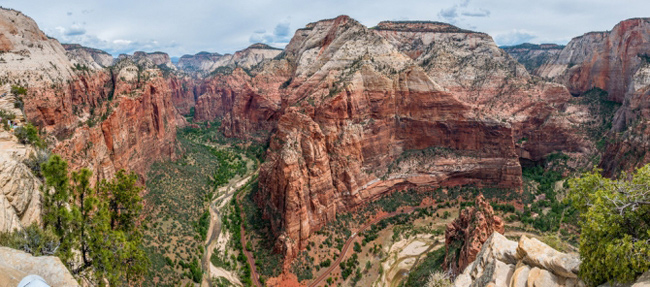 1. Vùng đất Thiên thần trong công viên quốc gia Zion, bang Utah (Mỹ): Sarah Schwarts cho biết qua Facebook, nửa dặm trên cùng của vùng đất thiên thần của công viên quốc gia Zion là những vách đá cheo leo. Nếu vượt được qua quãng đường ấn tượng này, bạn sẽ có được một góc nhìn độc đáo.
