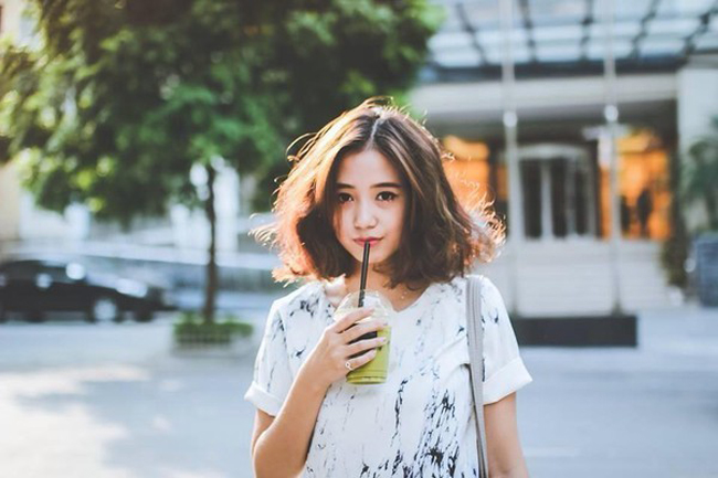 Salim cũng là một trong những hot girl Hà thành mới nổi thời gian gần đây. Cô nàng có vẻ đẹp mộc mạc và giản gị khá giống với Trâm Anh.


Salim tên thật là Hoàng Kim Ngân, sinh năm 1992 và có năng khiếu diễn xuất khá tốt. 

&nbsp;


Cô nàng từng xuất hiện trong các phim như Cầu vồng tình yêu, Ma làng 2..





Salim gây ấn tượng nhờ vẻ ngoài mộc mạc, giản dị và style ăn mặc khá chất.


Phanh Lee (tên thật Phương Anh) là một gương mặt mới nổi trong làng hot girl diễn xuất Hà thành. Cô hot girl tay ngang chuyển hướng sang đóng phim khi đang là một họa sĩ thiết kế có công việc ổn định. 



&nbsp;


Tuy chưa có cơ hội diễn xuất nhiều nhưng Phanh Lee nhanh chóng thể hiện được năng khiếu của mình thông qua vai diễn Ngân trong bộ phim truyền hình ăn khách Trái tim có nắng. 




Sở hữu ngoại hình đẹp với nụ cười tỏa nắng, Phanh Lee tạo được thiện cảm với khán giả bởi lối diễn xuất tự nhiên, cuốn hút.





Hiện nay cô nàng đã chuyển hẳn sang nghiệp diễn xuất và phấn đấu trở thành diễn viên chuyên nghiệp. Sắp tới Phanh Lee sẽ xuất hiện trong bộ phim sitcom Bó tay chấm com, nói về những câu chuyện đầy rắc tối chốn công sở.


&nbsp;
&nbsp;

&nbsp;