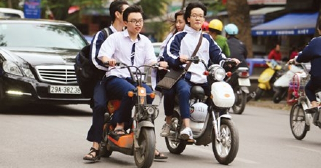 Hạ hạnh kiểm học sinh không đội mũ bảo hiểm