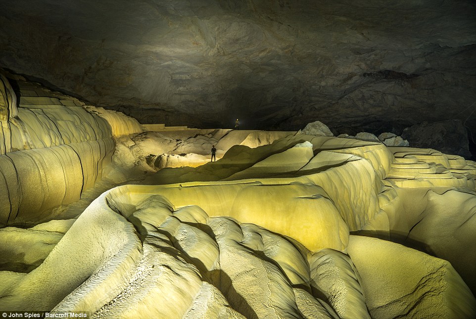 Khu vưc đá vôi Oxbow khổng lồ dài khoảng 60 mét và là một trong những lưu vực có đá vôi lớn nhất thế giới.
