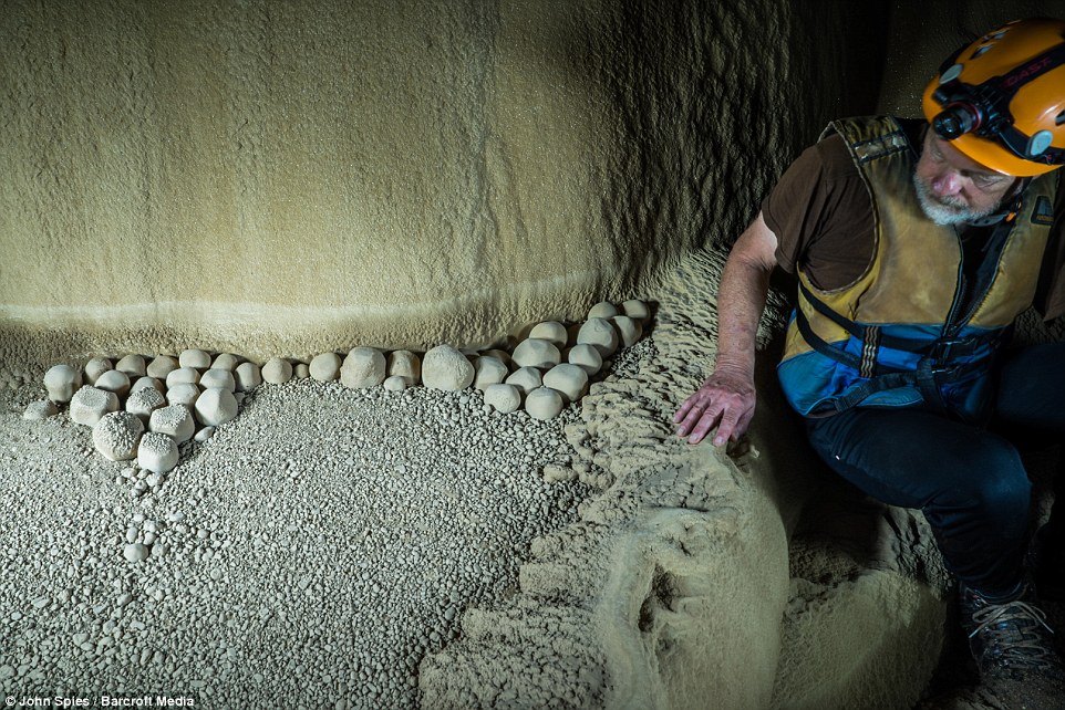 Nhà thám hiểm hang động người Mỹ, Dave Pierce, đang khám phá những viên đá lớn giống như những viên ngọc trai được hình thành từ nhiều năm trước.
