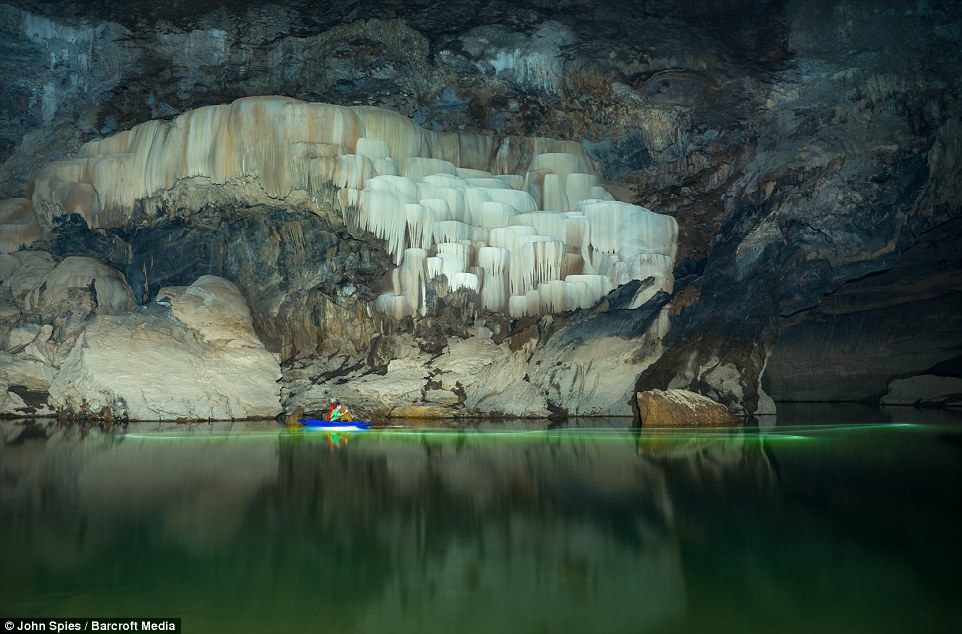 Tại đây, du khách có thể chèo thuyền kayak băng qua các vùng nước hoặc đi bộ khám phá các hang động liền kề. Thời điểm thăm quan thích hợp rơi vào mùa khô từ tháng 11 cho đến tháng 4, trong suốt thời gian này nước cũng trong và xanh biếc.

