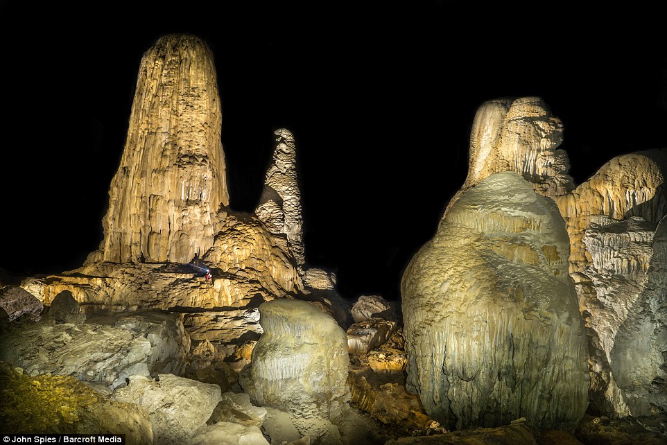 Một nhà thám hiểm hang động giữa các măng đá khổng lồ trong khu vực khu vực được mệnh danh là “Nấc thang đến thiên đường”. Hang động này được hình thành bởi dòng sông Xe Bang Fai, là một nhánh lớn thuộc sông Mê kông
