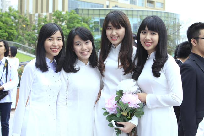 Nữ sinh trường Ams tinh khôi trong tà áo dài trắng - 1