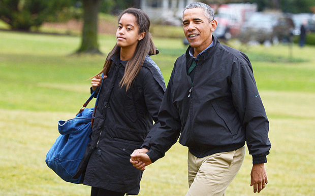 Con gái lớn của Tổng thống Obama học lái xe - 1