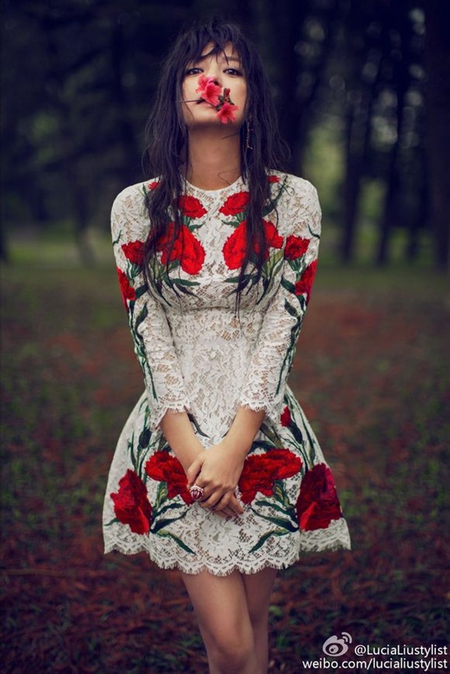 Triệu Vy khoe body gợi cảm ở tuổi tứ tuần - 9