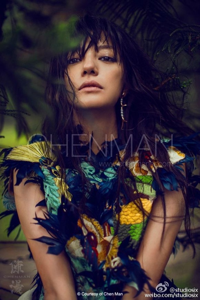 Triệu Vy khoe body gợi cảm ở tuổi tứ tuần - 10