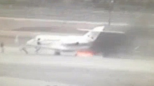Hành khách hoảng loạn chạy khỏi máy bay bốc cháy - 1