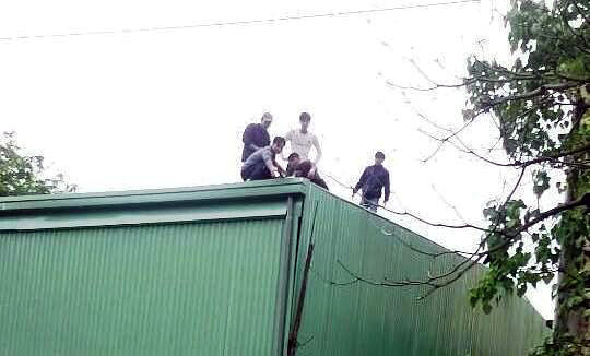 HN: Sau tiếng nổ, nam công nhân bất tỉnh trên mái nhà - 1
