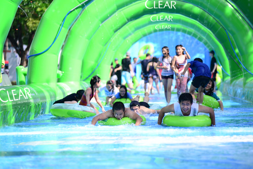 Vì sao đường trượt nước trên phố thu hút giới trẻ? - 1