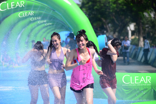 Vì sao đường trượt nước trên phố thu hút giới trẻ? - 2