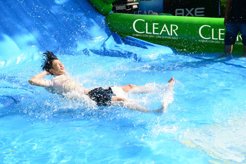 Vì sao đường trượt nước trên phố thu hút giới trẻ? - 3