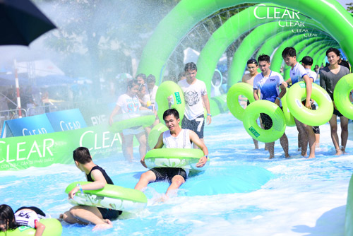 Vì sao đường trượt nước trên phố thu hút giới trẻ? - 4