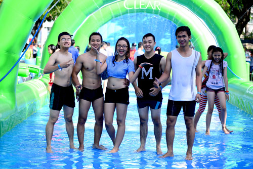 Vì sao đường trượt nước trên phố thu hút giới trẻ? - 5