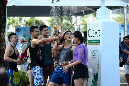 Vì sao đường trượt nước trên phố thu hút giới trẻ? - 8