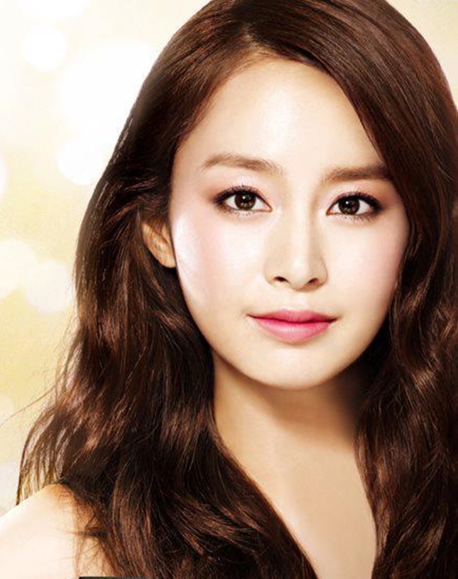 Kim Tae Hee luôn được đánh giá là vẻ đẹp tự nhiên hàng đầu xứ Hàn. Không chỉ xinh đẹp, Kim Tae Hee còn học giỏi, thông minh. Cô đã tốt nghiệp chuyên ngành thiết kế thời trang tại Đại học Seoul.