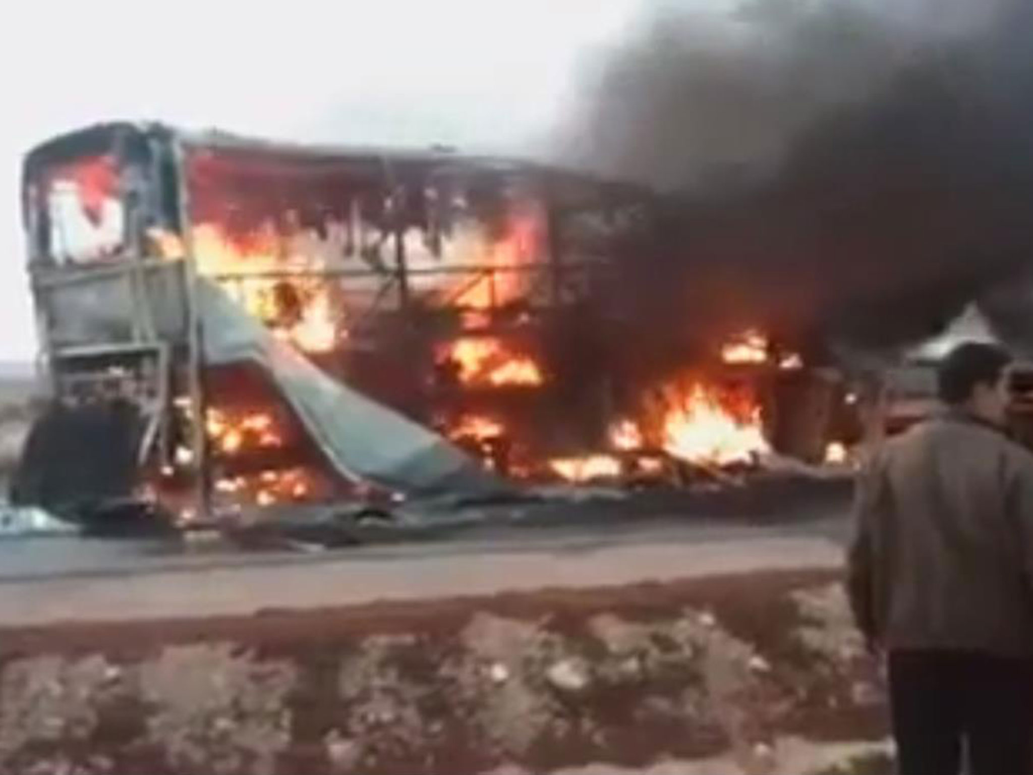 Morocco: Xe chở VĐV đối đầu xe bồn, 31 người chết cháy - 1