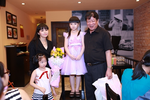 Con gái Trang Nhung được bố mẹ thưởng lớn - 1